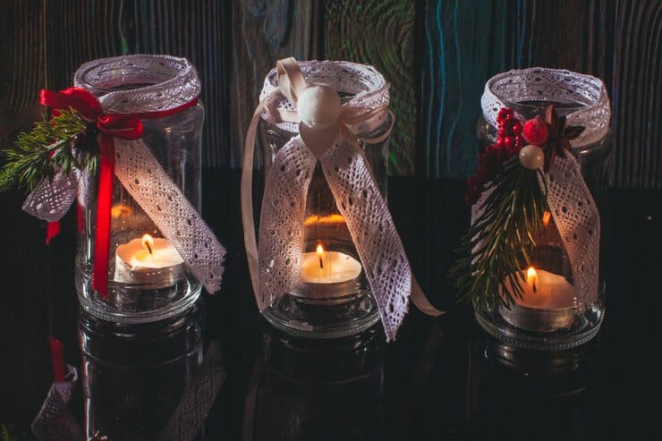 Vianočné svietniky na cintorín vyrobené z pohárov a krajkovej stuhy
