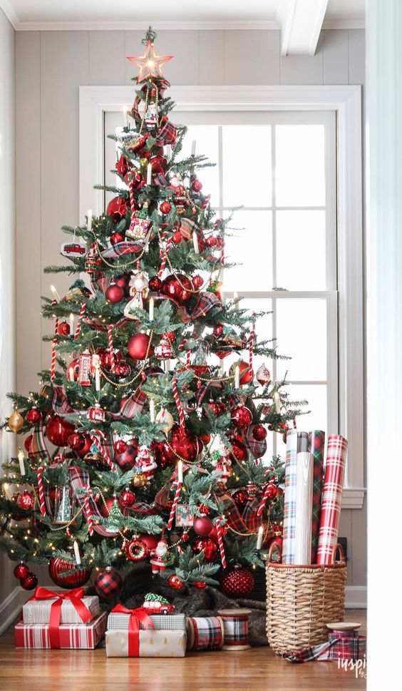 Vianočný stromček ozdobený červenými guľami
