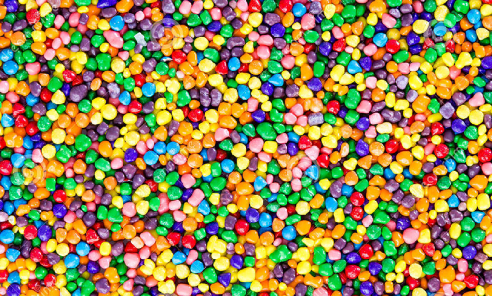 Farebné okrúhle cukríky.