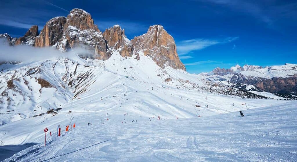 Zasnežené lyžiarske trasy v Dolomitoch