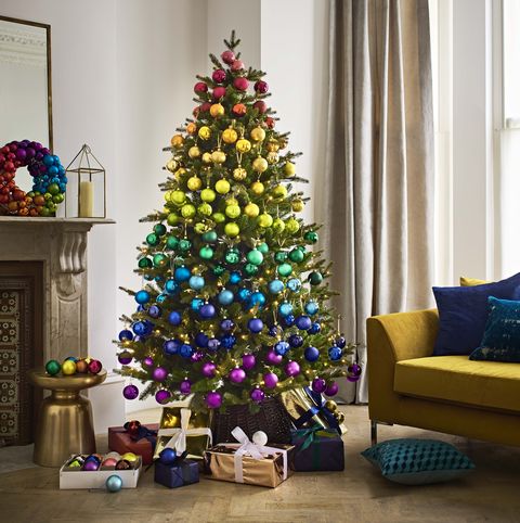 Vianočný stromček ozdobený vo farbách dúhy