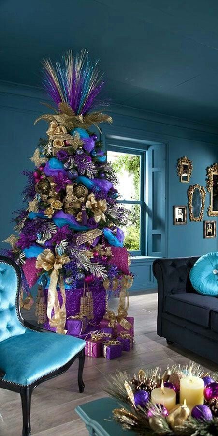 Extravagantne ozdobený vianočný stromček