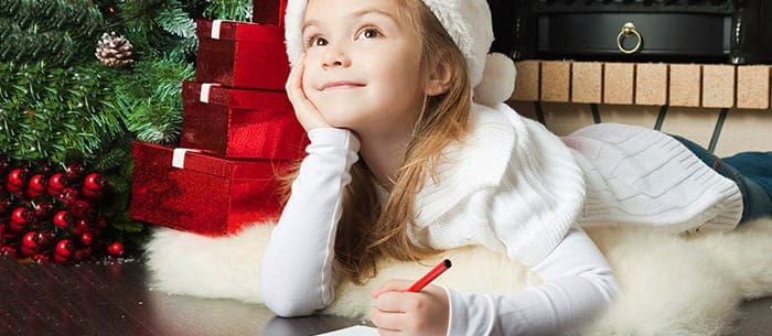 Dievčatko píšuce list ježiškovi, ktorý je vianočným zvykom.