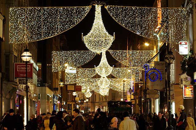 Vianočne ozdobené írske ulice
