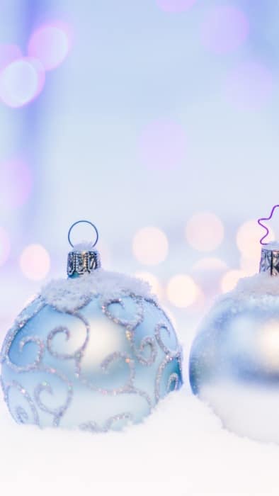 Modro fialová svetlá tapeta s vianočnými guľami