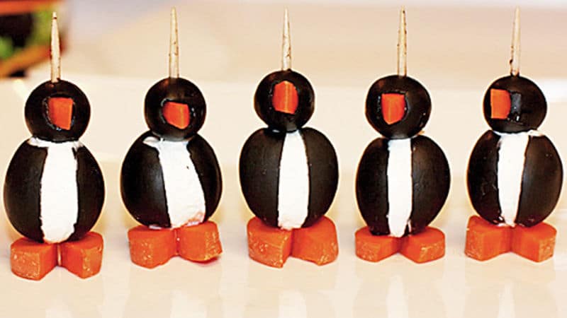 Päť jednohubiek z čiernych olív nazdobených tak, aby vyzerali ako stojaci tučniaci