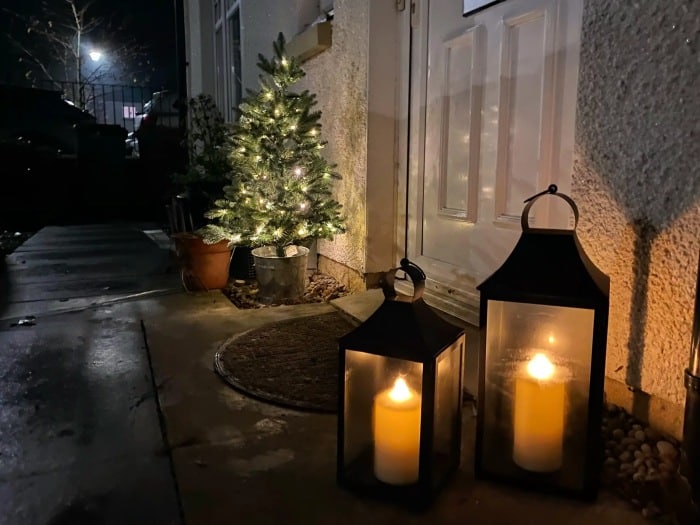 Lampióny hajo vonkajšie vianočné výzdoba.