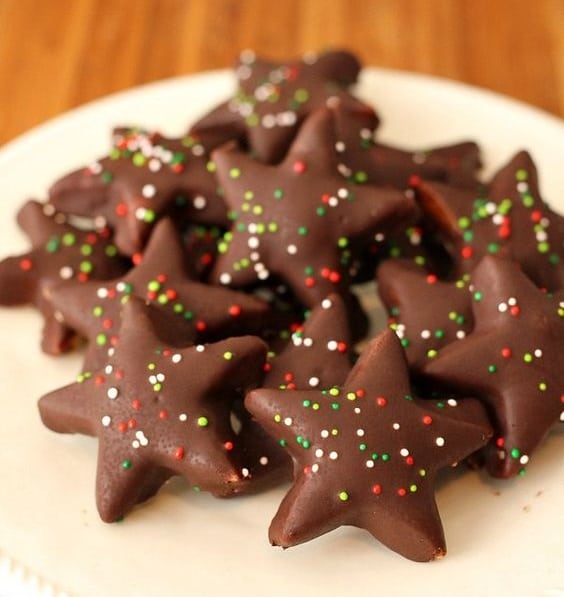Vykrajované marcipánové vianočné pečivo, v tvare hviezdičiek, s farebným sypaním.
