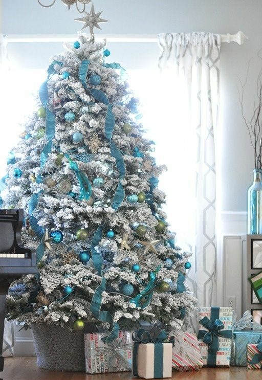 Vianočný strom ozdobený modrou a striebornou farbou