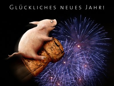 Prasa na špunte od šampanského, v pozadí vybuchujúce ohňostroj, hore nápis v nemčine prajúci šťastný nový rok