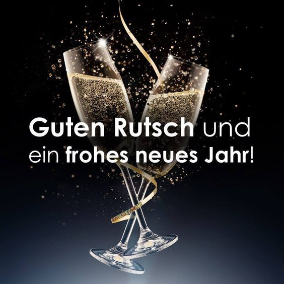 Dva poháre so šampanským omotané stuhou a novoročným prianím v nemčine
