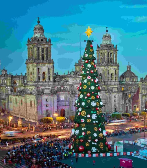Vianočne vyzdobené mesto Oaxaca.