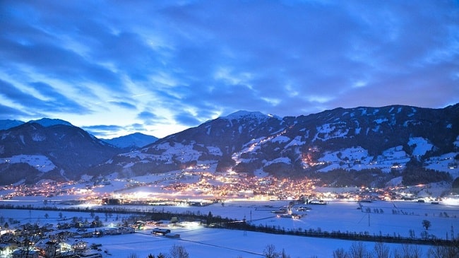 Osvetlené zjazdovky v oblasti Zillertal