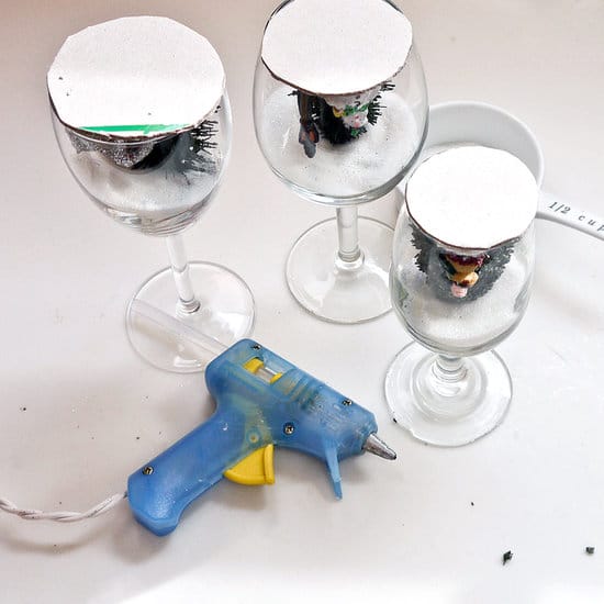 Výroba svietnikov z vínových pohárov - lepenie ozdôb pomocou tavného lepidla