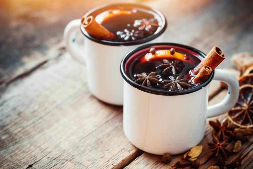 Červený punč s vínom a brandy.