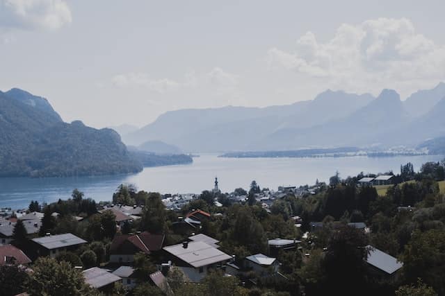 Město St. Gilgen, jezero Wolfgangsee a Alpy 