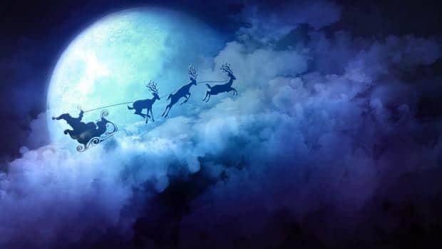 Fialovo-modrá pohľadnica s pohľadom na oblaky, mesiac a Santa Clausa v saniach, ťahaných tromi sobmi.