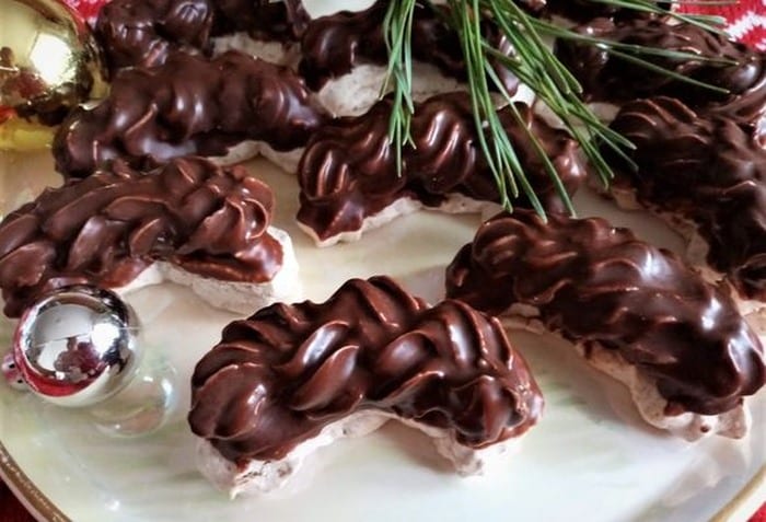 Striekané rožky z orechov s čokoládou a krémom.