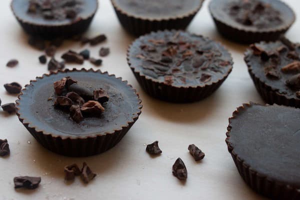 Nepečené vegan cukroví z čokolády v tvare košíčkov, zdobené čokoládovými kúskami.