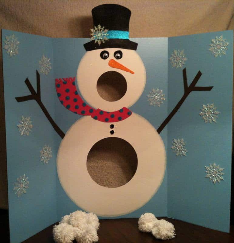 Snehuliak z kartónu s dvoma otvormi na vhadzovanie guličiek