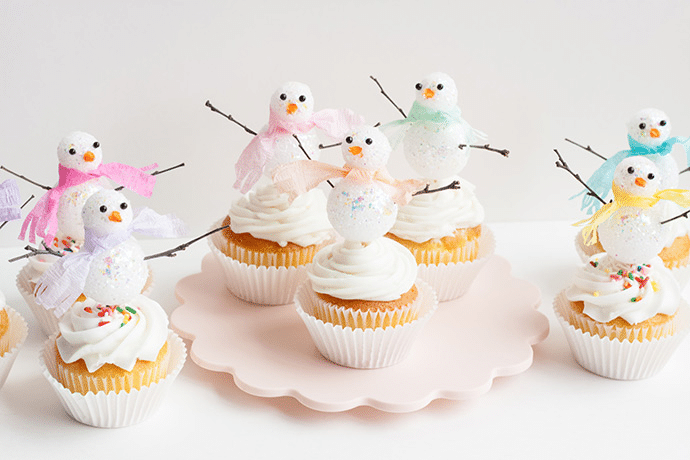 Vianočné cupcakes so snehuliakmi.