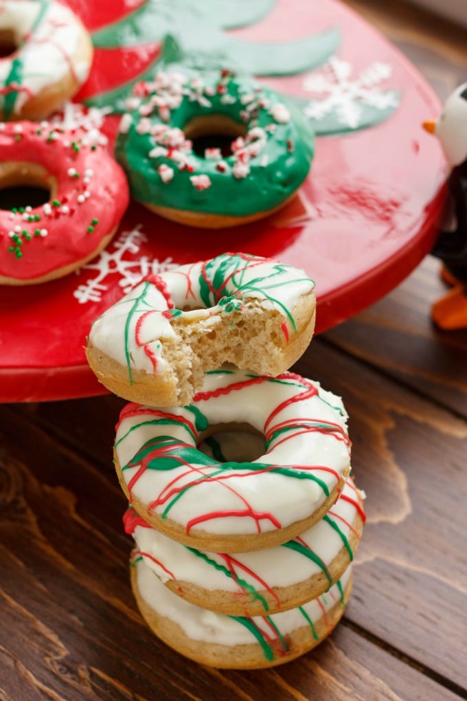 Vianočné donuty ozdobené polevou.