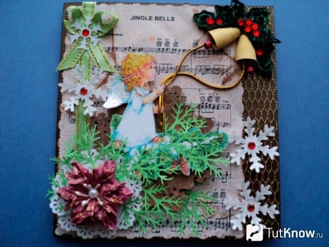 DIY vianočné pohľadnice s anjelom vyrobené ako koláž z rôznych materiálov