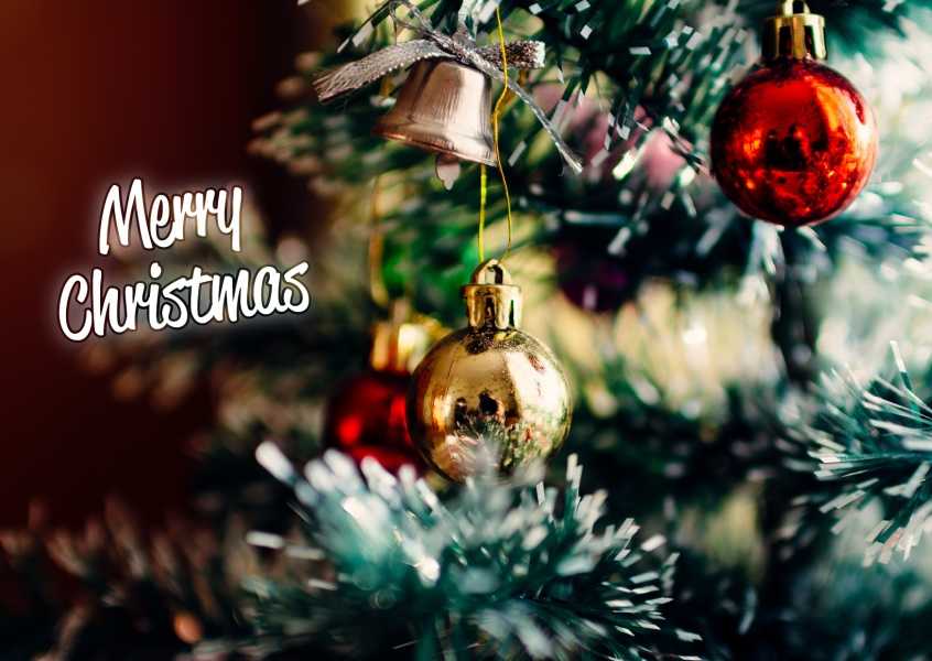 Vianočné pohľadnice s prianím a ozdobičkami na stromčeku