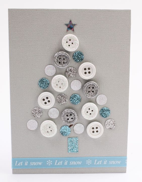 DIY vianočné pohľadnice s motívom vianočného stromčeka vyrobeného z gombíkov