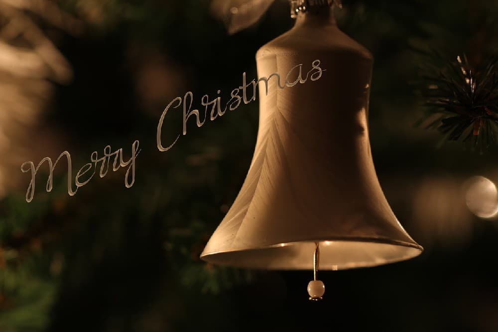 Vianočné pohľadnice na stiahnutie zadarmo so zlatým zvončekom a nápisom Merry Christmas