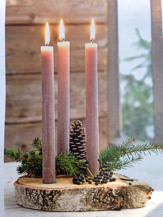 Vianočný svietnik na cintorín vyrobený z okrúhleho dreva, čečiny, šišiek a troch sviečok