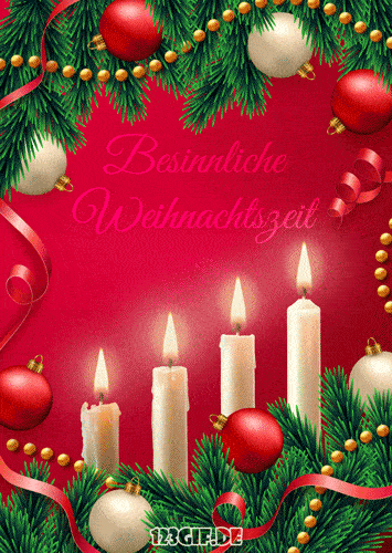 Štyri horiace sviece na červenom pozadí s čečinou a ozdobami s nemeckým nápisom na Vianoce