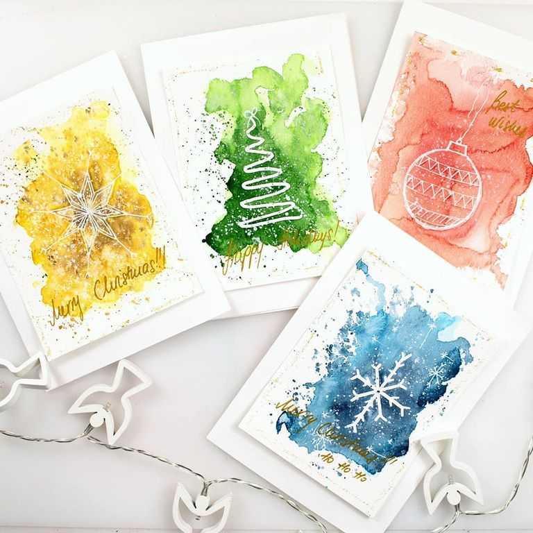 DIY vianočné pohľadnice vyrobené pomocou vodových farieb v rôznych farbách a pomocou voskoviek