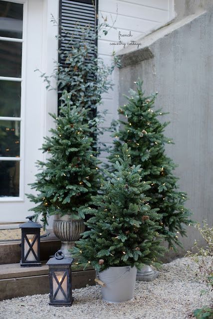 Vonkajší vianočný stromček ozdobený svetelnou reťazou