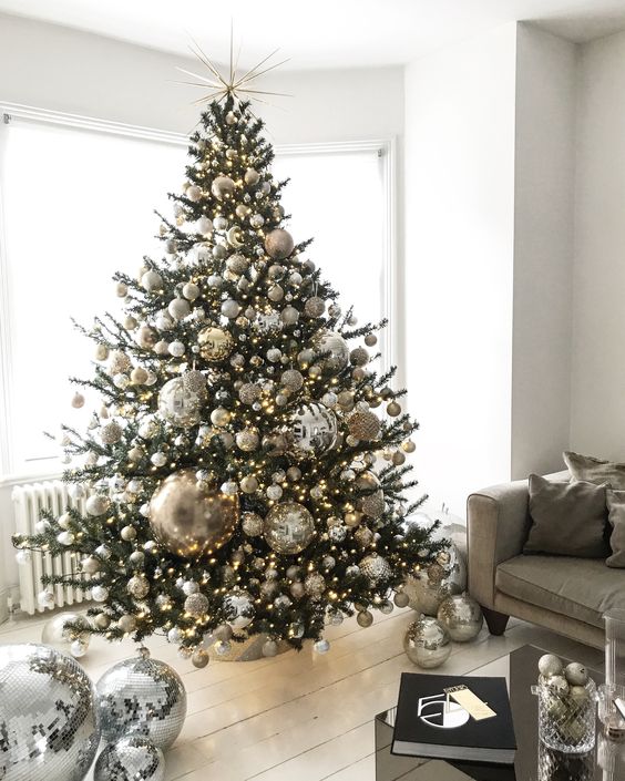 Elegantný vianočný stromček so zlatými a striebornými ozdobami