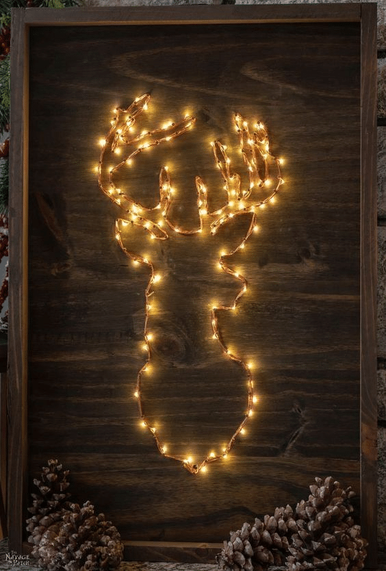 Návod ako si vyrobiť svietiace vianočné dekorácie so sobom z LED reťaze.