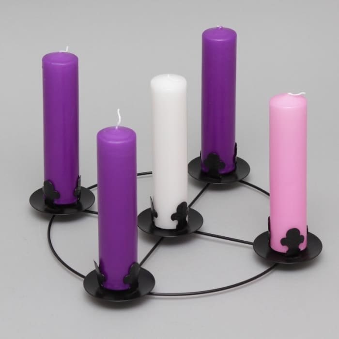 Usporiadanie adventných sviečok.