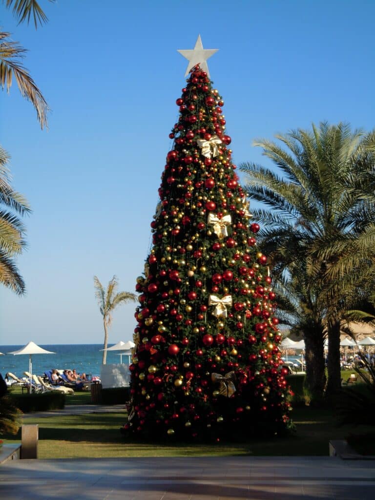 Vyzdobený vianočný strom na pláži v Ománe.