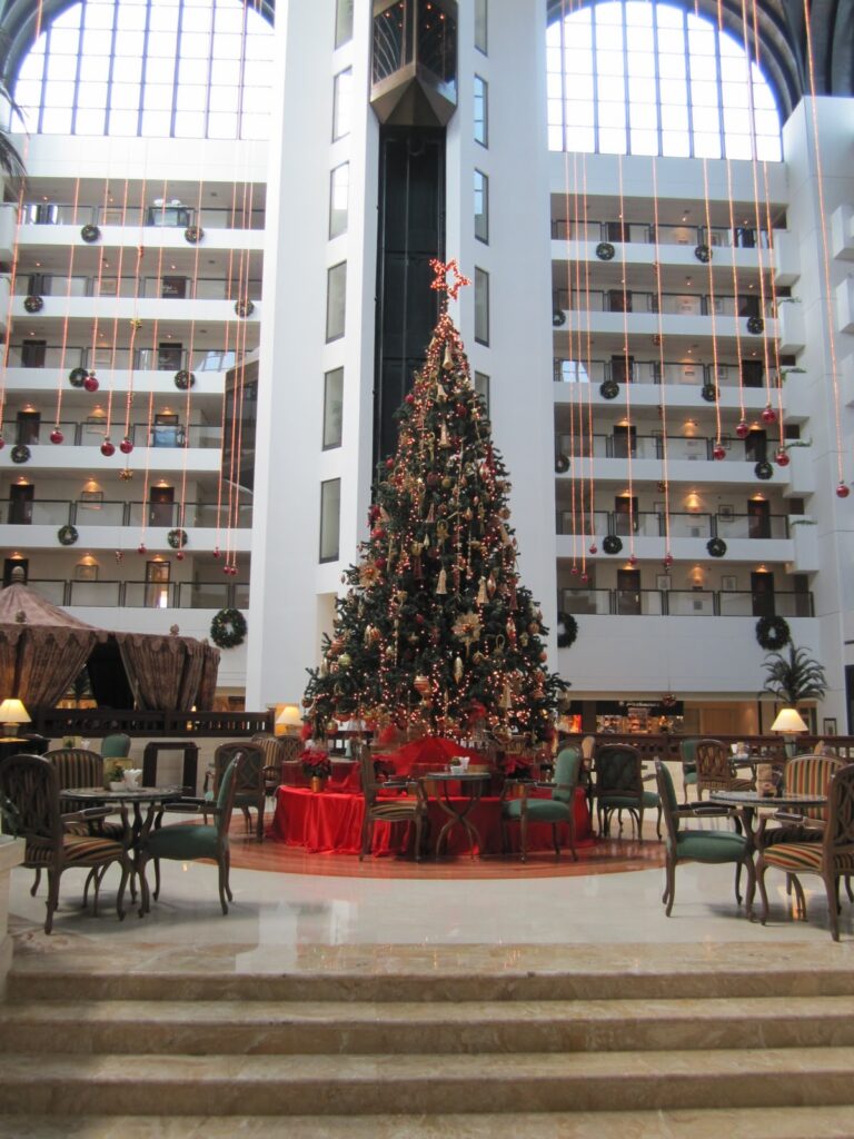 Vyzdobené vianočné centrum so stromom.