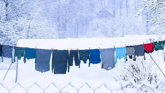 Bielizeň zavesenie na šnúre vonku na snehu.