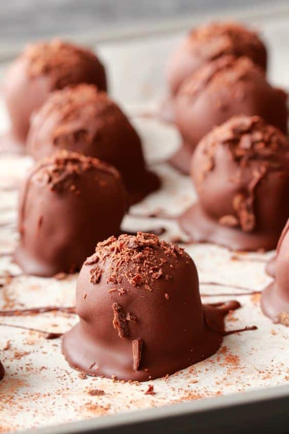 Guličky v čokoláde posypané kakaom.