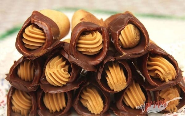 Trubičky s medom a karamelovým krémom máčané v čokoláde