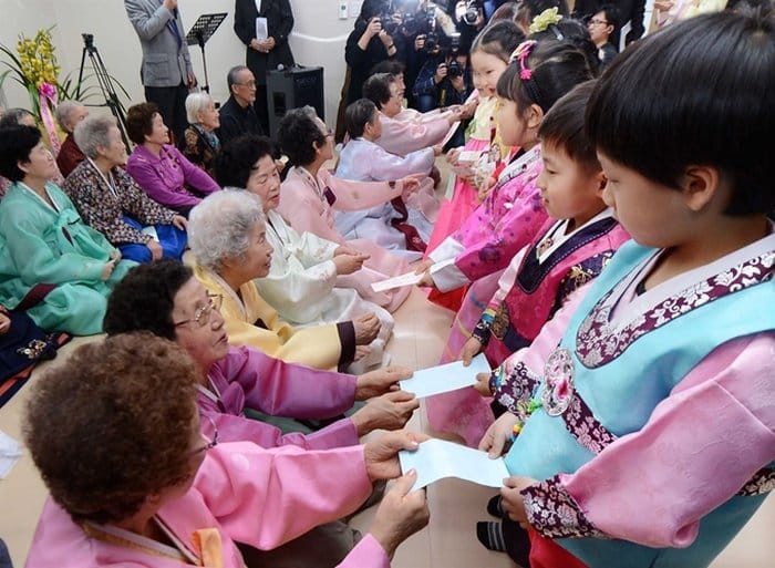 Kórejské deti dostávajú novoročné obálky.