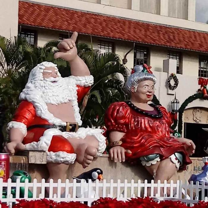 Mávajúci Santa Claus v Honolule.