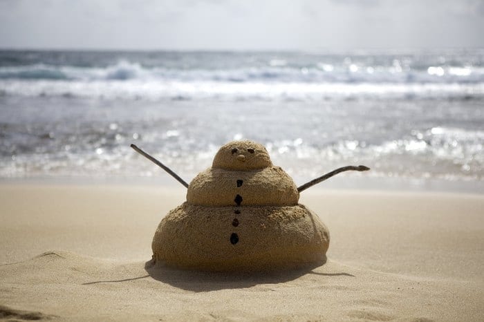 Snehuliak v piesku na Havajských ostrovoch.