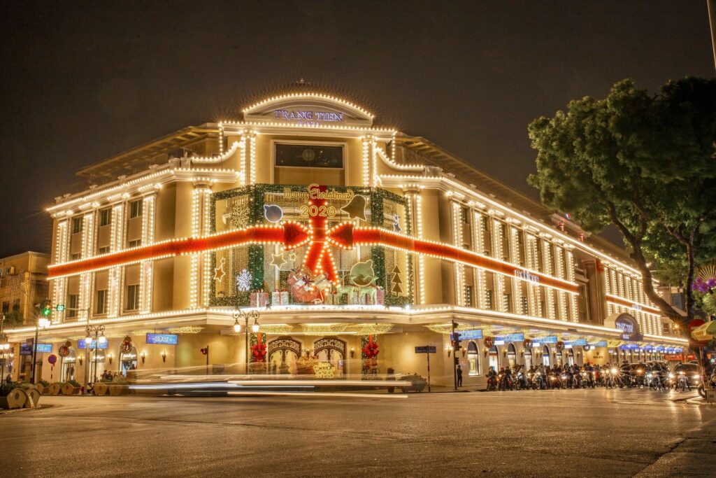 Vianočne vyzdobený zovňajšok najobľúbenejšieho nákupného centra.