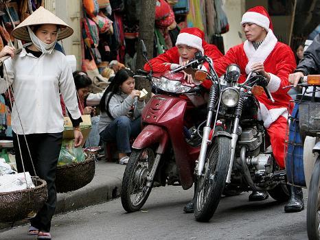 Dvaja Santa Clausovej na motorke.