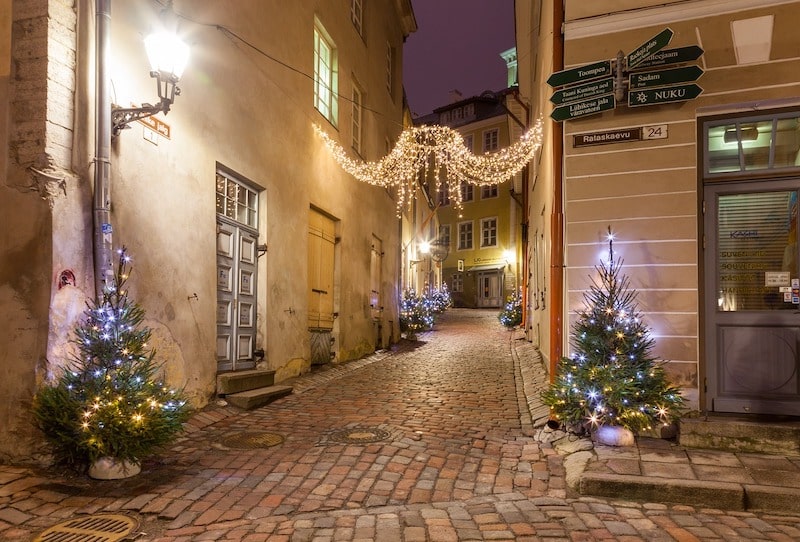Krásne zdobená ulica vianočnými svetielkami, opustená, bez ľudí.