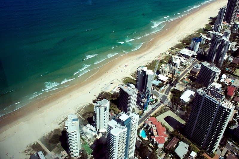 Austráliu, nádherné piesočné pláže, lemované priezračným morom, sa tiahnu pozdĺž veľkomiest s vysokými domami.