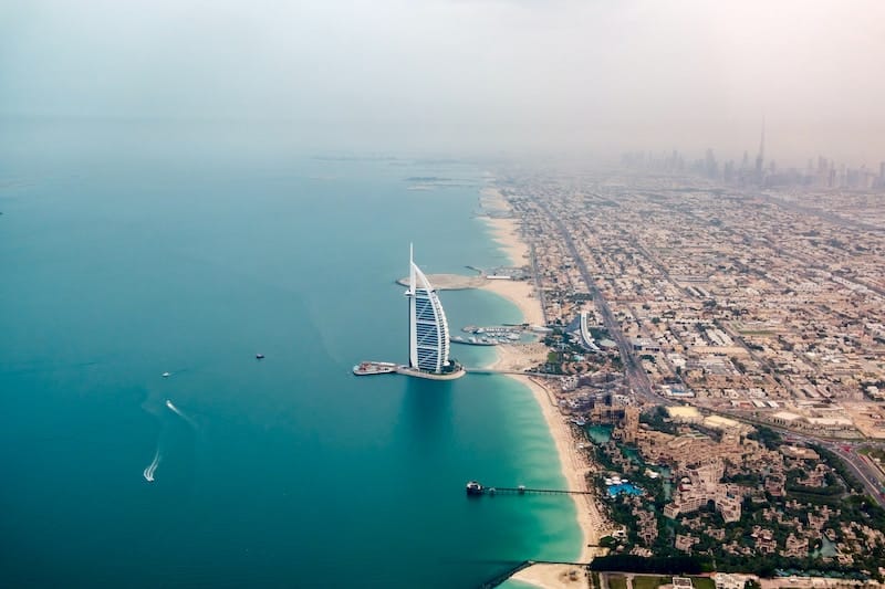 Dubai a jeho spojenie pláží a luxusných rezortov, s pohľadom na ohromné mesto.